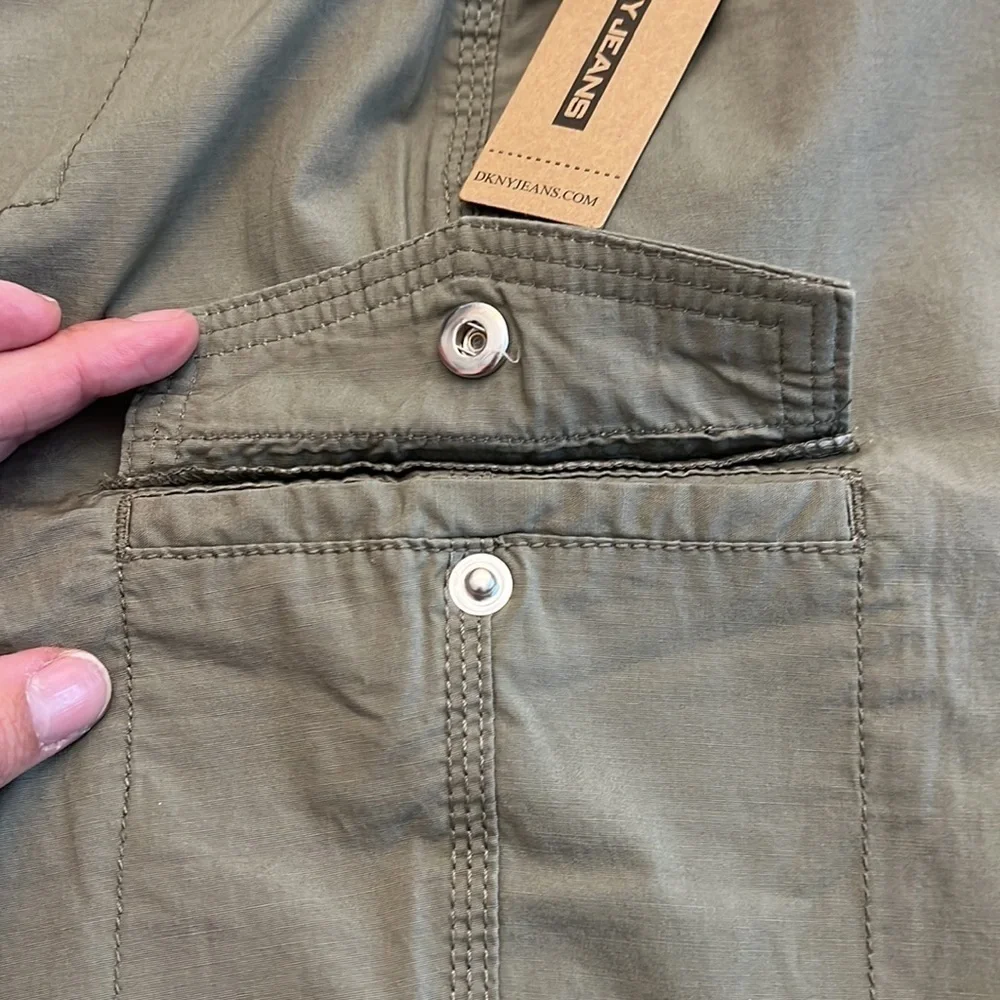 Dkny cotton blend Bermuda/Cargo shorts NWT size 10 green color